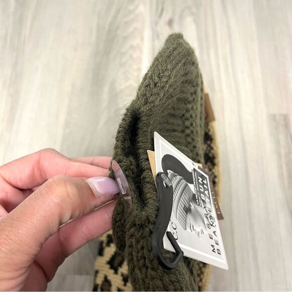 C.C Hat Women’s OS Green & Leopard Print Knit Winter Messy Bun Beanie Tail NWT - Picture 6 of 7